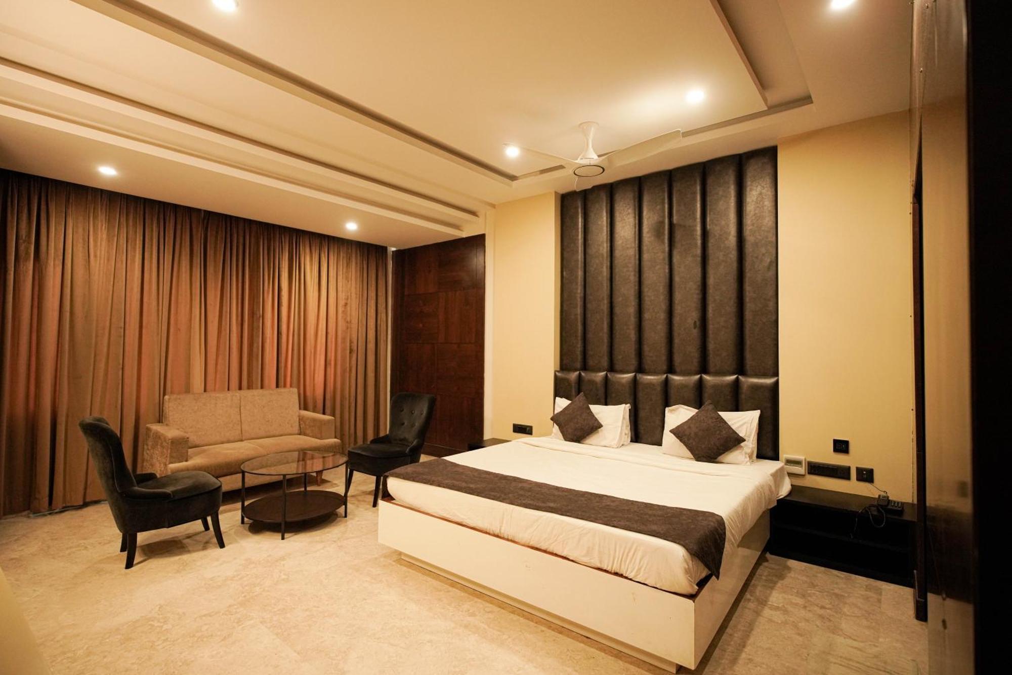 Cliff Embassy Banquet And Suites Shimoga Εξωτερικό φωτογραφία