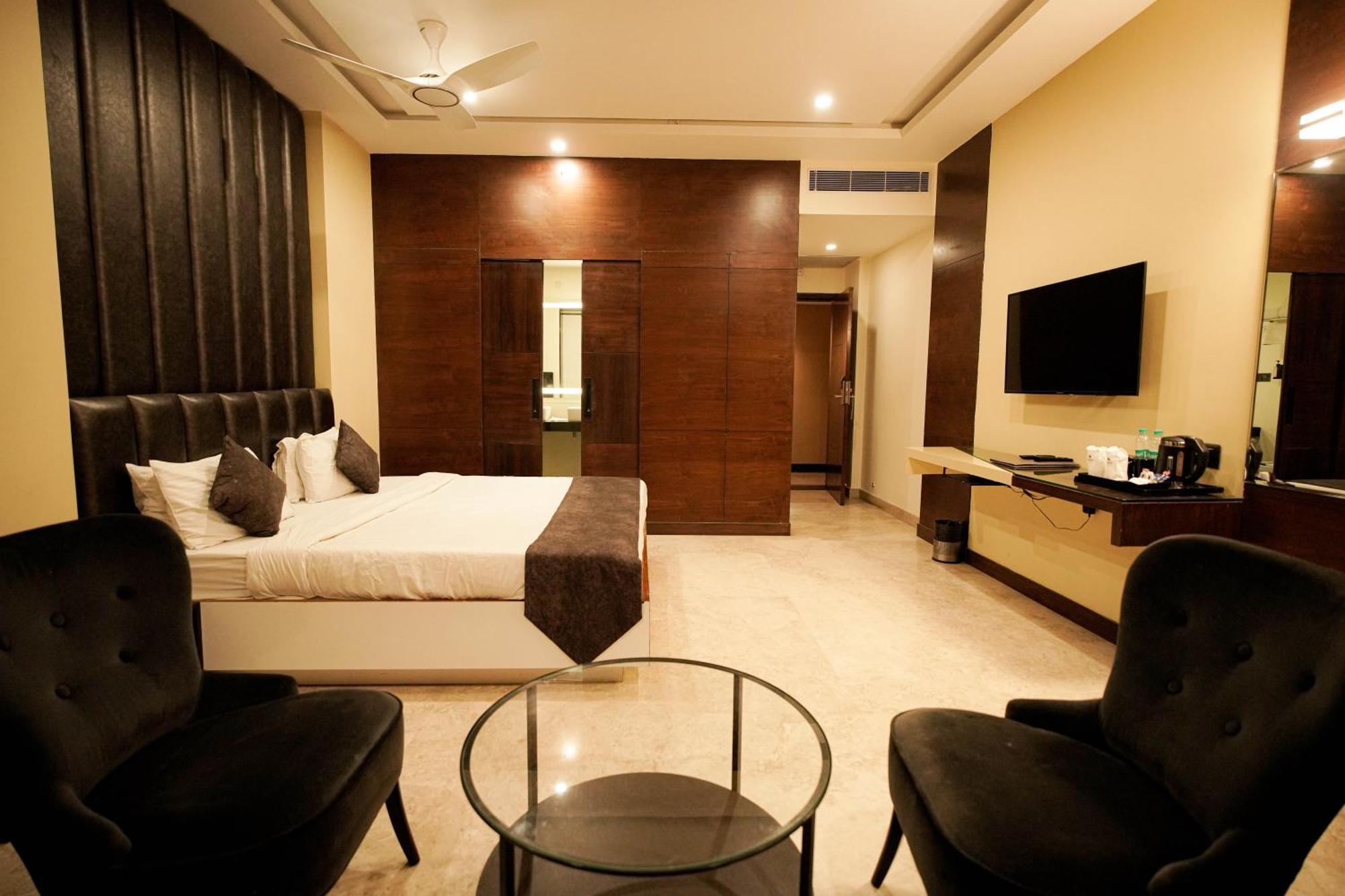 Cliff Embassy Banquet And Suites Shimoga Εξωτερικό φωτογραφία