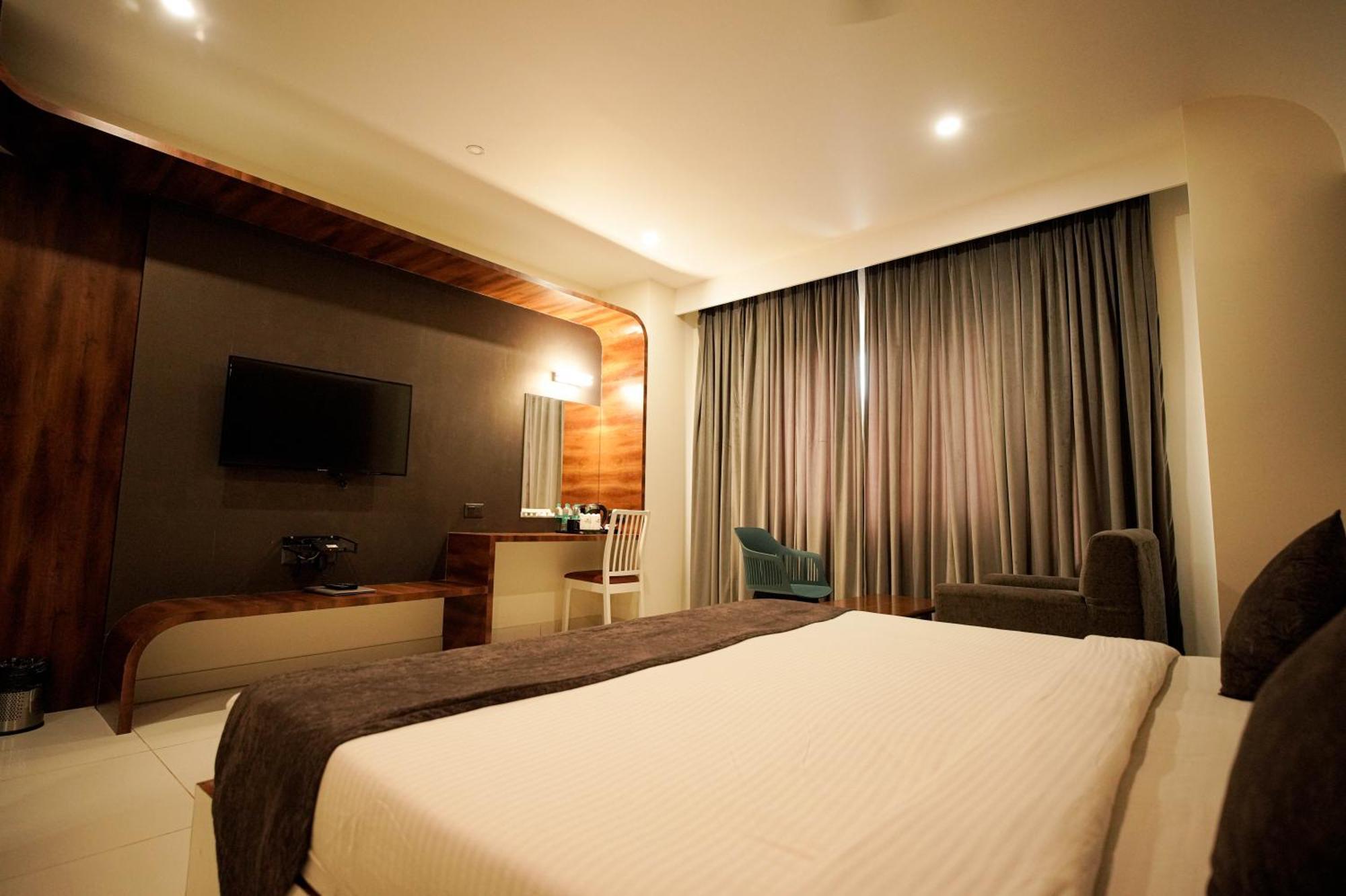Cliff Embassy Banquet And Suites Shimoga Εξωτερικό φωτογραφία