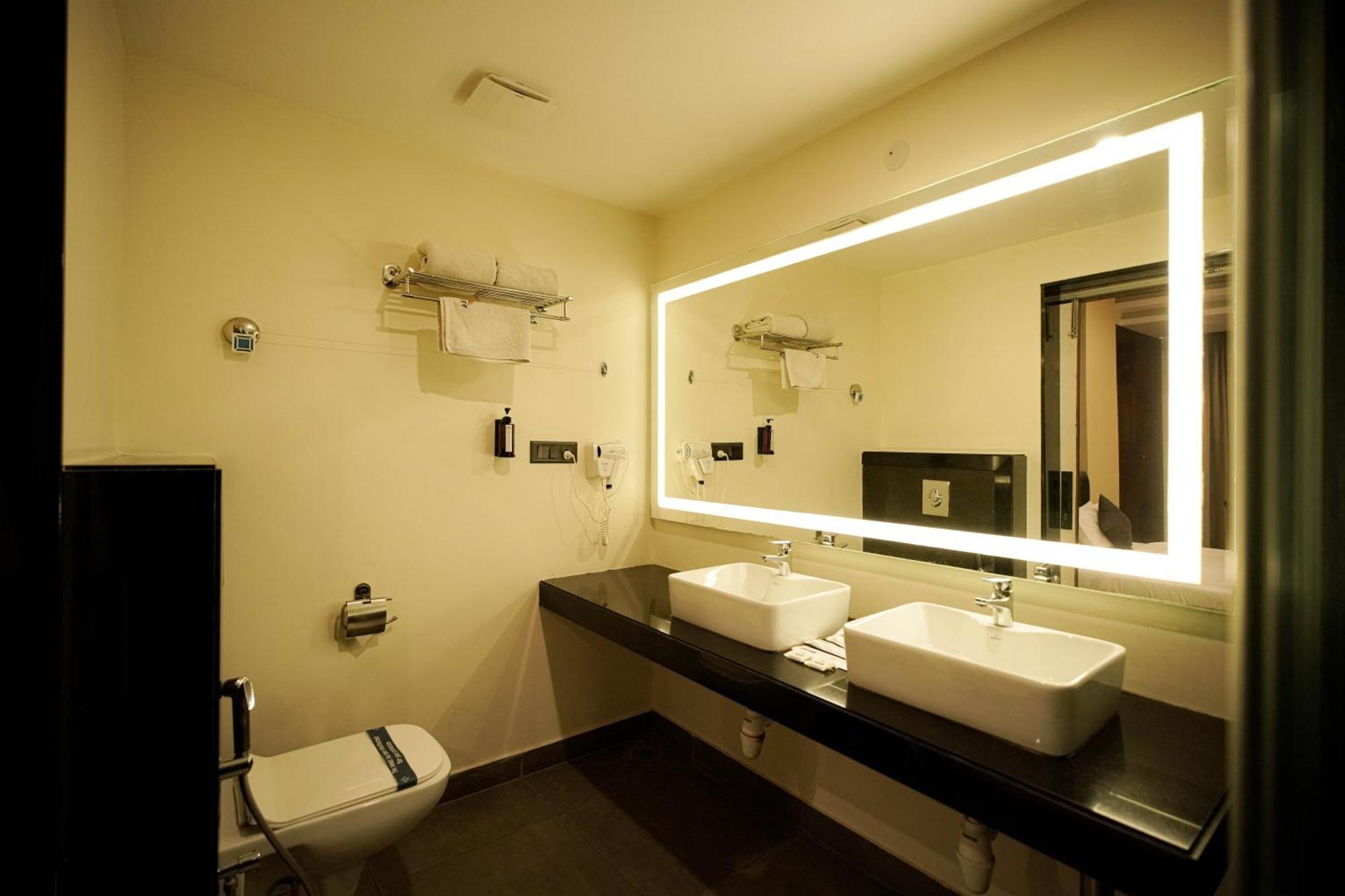 Cliff Embassy Banquet And Suites Shimoga Εξωτερικό φωτογραφία