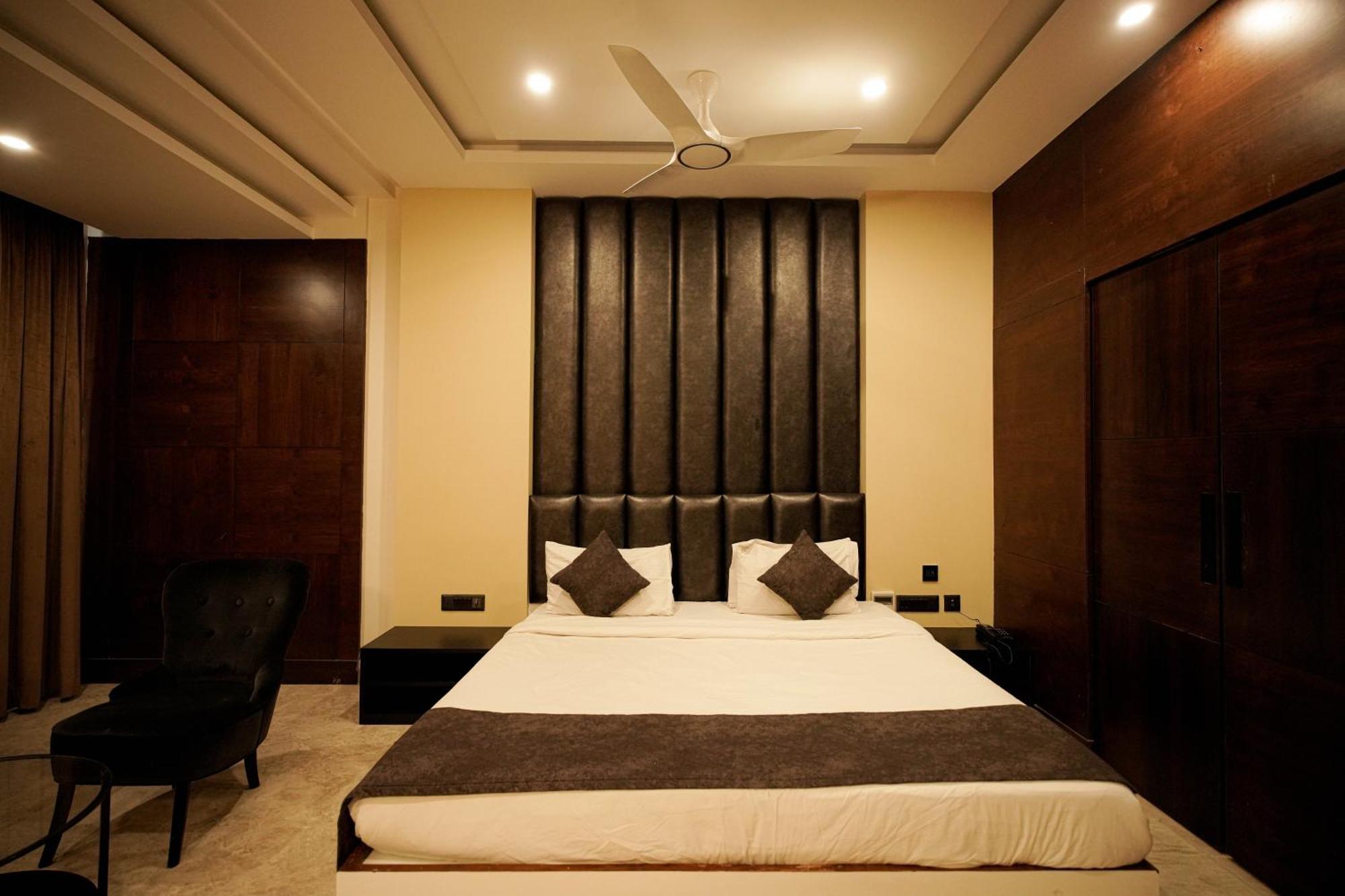 Cliff Embassy Banquet And Suites Shimoga Εξωτερικό φωτογραφία