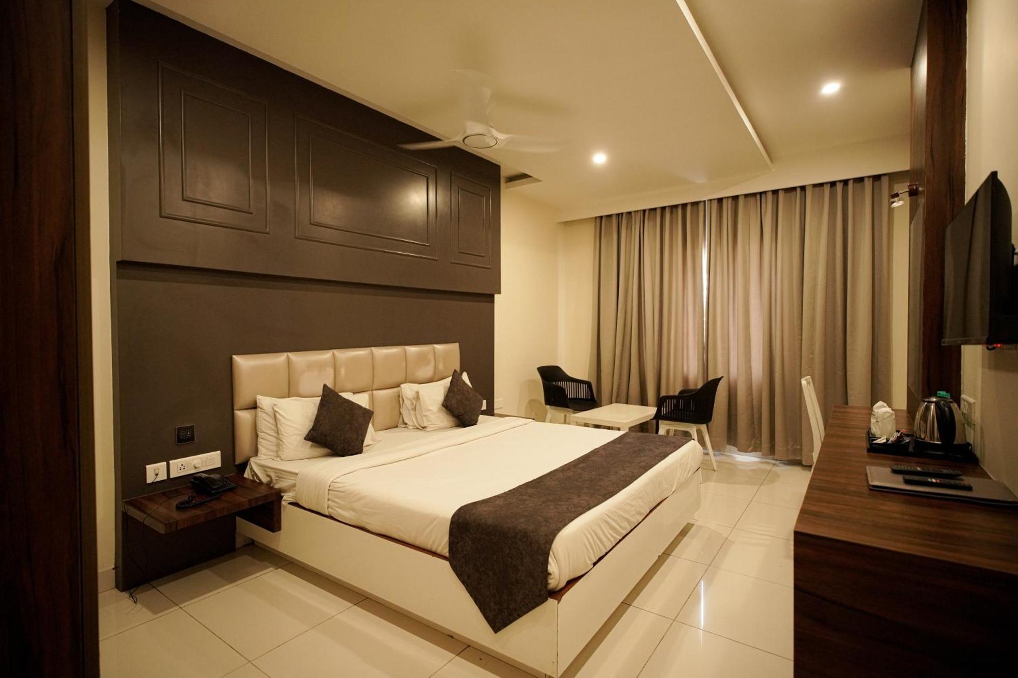 Cliff Embassy Banquet And Suites Shimoga Εξωτερικό φωτογραφία