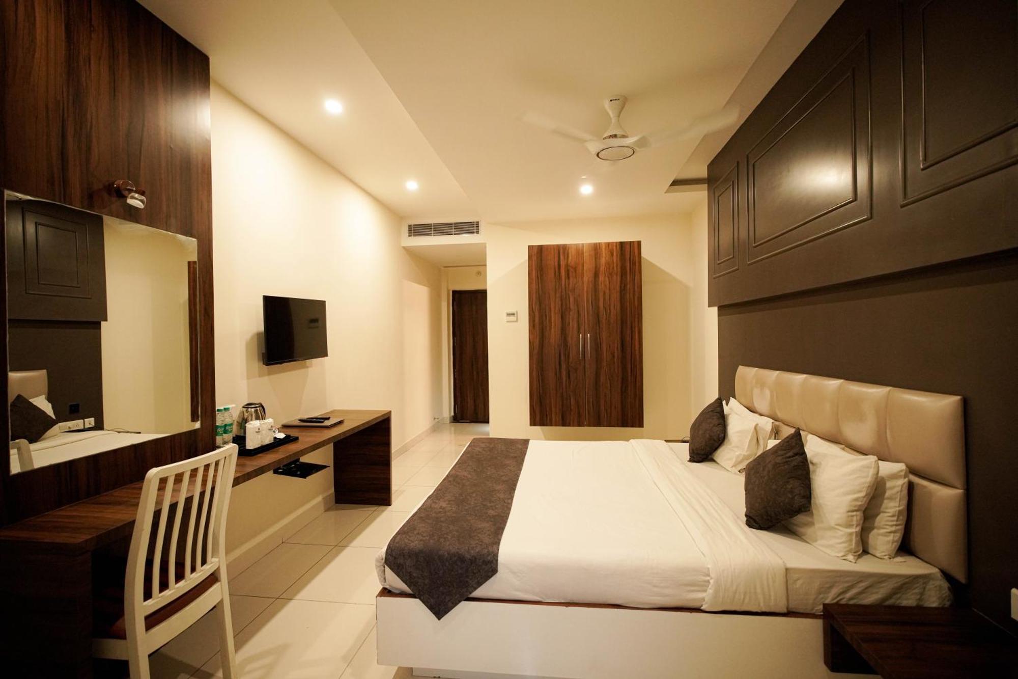 Cliff Embassy Banquet And Suites Shimoga Εξωτερικό φωτογραφία