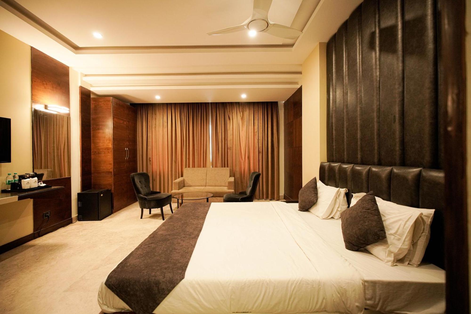 Cliff Embassy Banquet And Suites Shimoga Εξωτερικό φωτογραφία