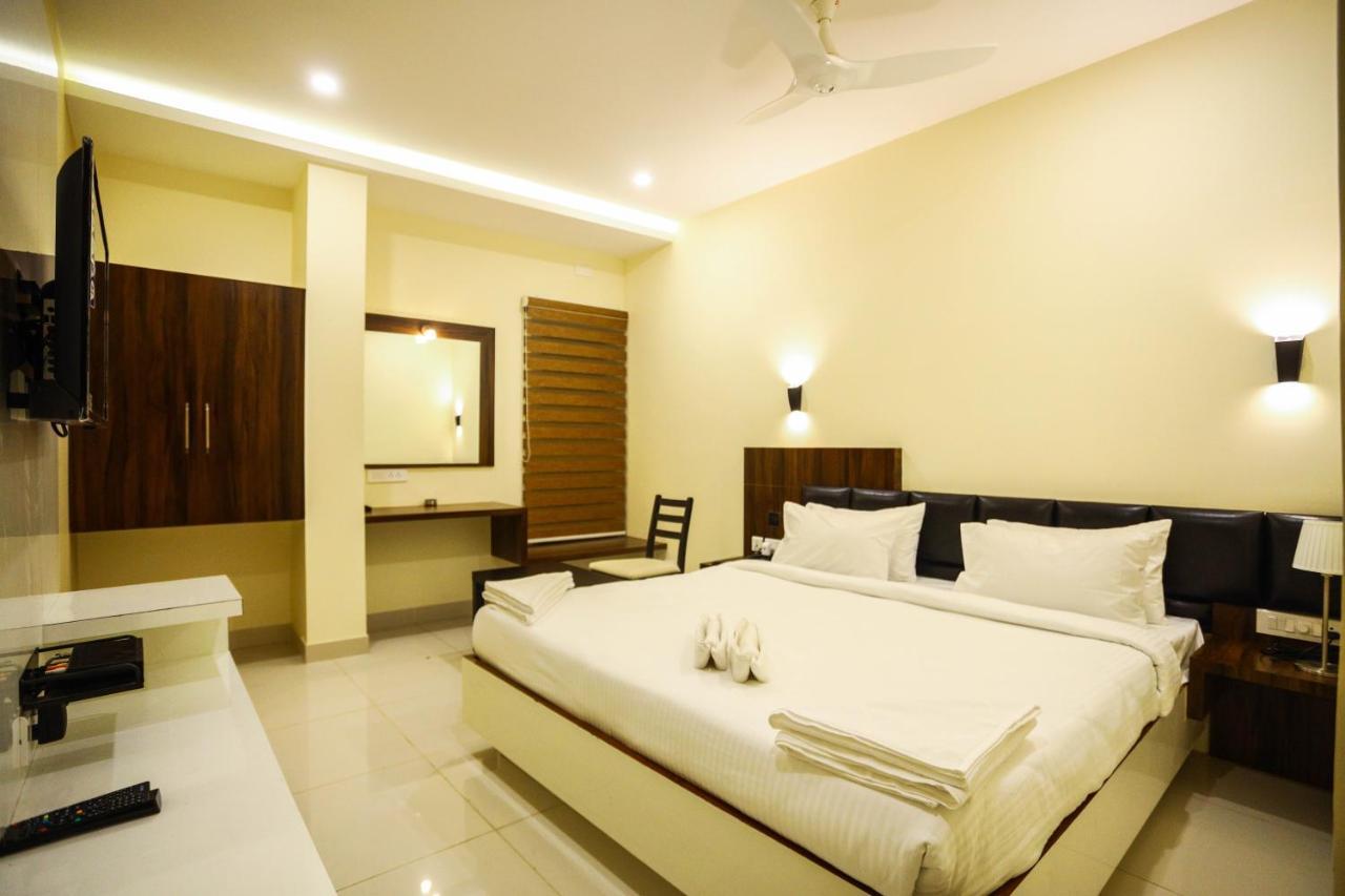 Cliff Embassy Banquet And Suites Shimoga Εξωτερικό φωτογραφία