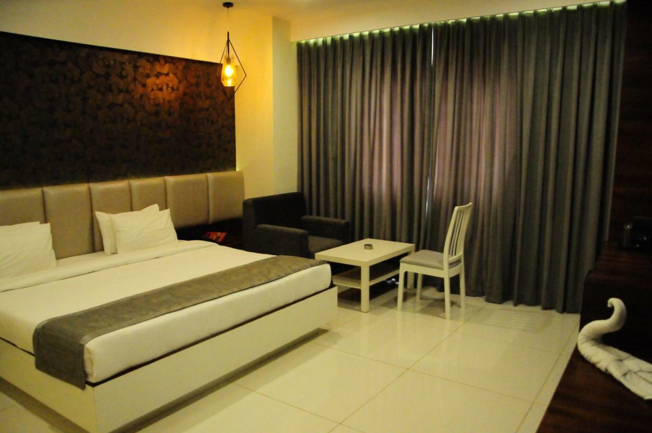Cliff Embassy Banquet And Suites Shimoga Εξωτερικό φωτογραφία
