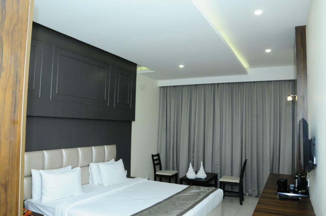 Cliff Embassy Banquet And Suites Shimoga Εξωτερικό φωτογραφία